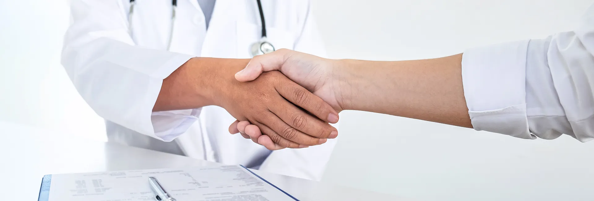 Stellenangebote RZ Laab im Walde: Arzt schüttelt Hand von Patienten