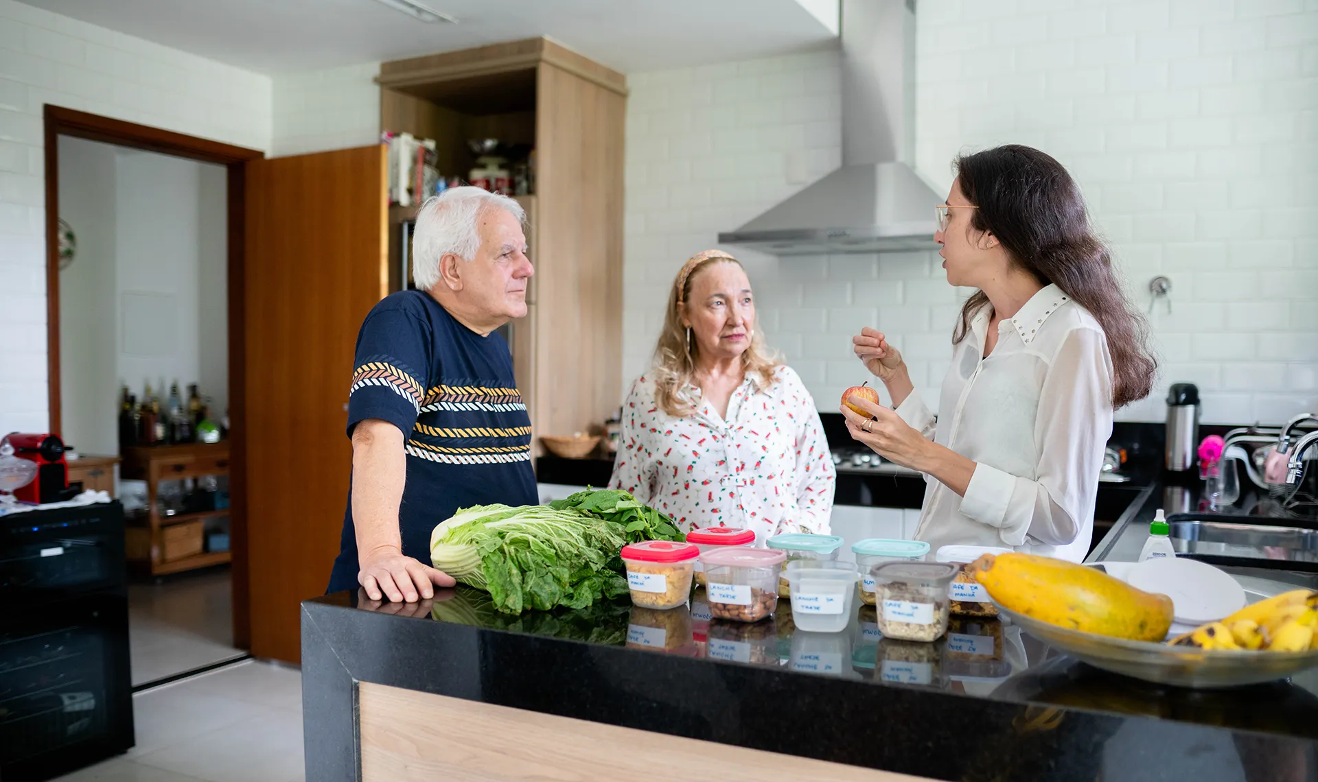 Di&auml;tberatung im Reha-Zentrum Laab im Walde &ndash; Di&auml;tologin erkl&auml;rt Patient*innen gesunde Ern&auml;hrung in der K&uuml;che