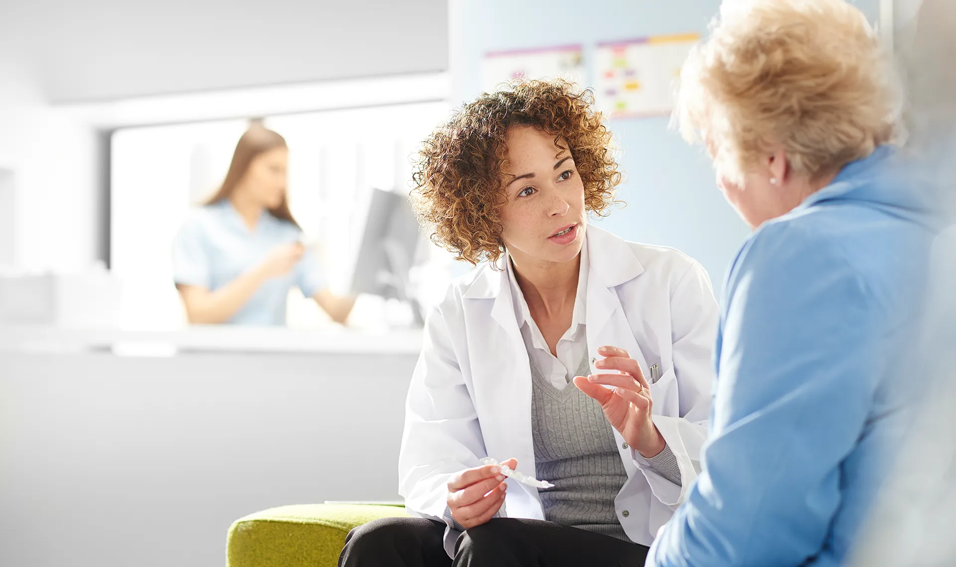 &Auml;rztliche Betreuung im Reha-Zentrum Laab im Walde &ndash; &Auml;rztin im Gespr&auml;ch mit Patientin